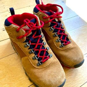 Good condition Columbia Newton Ridge hiking boots